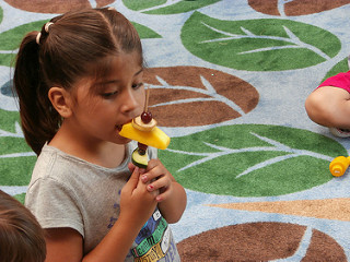 Bambina che mangia frutta obesità infantile