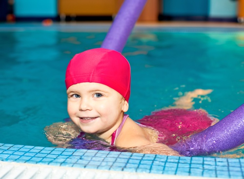 Bambina in piscina idroterapia