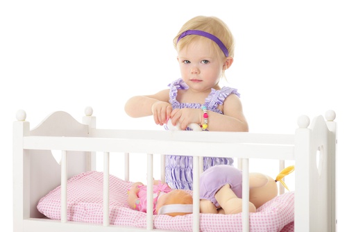 Bambina seduta nel lettino