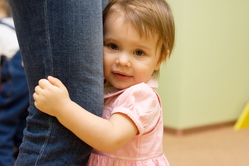 Bambina si aggrappa alla gamba della mamma per mancanza di stimoli