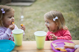 Bambine che mangiano obesità infantile