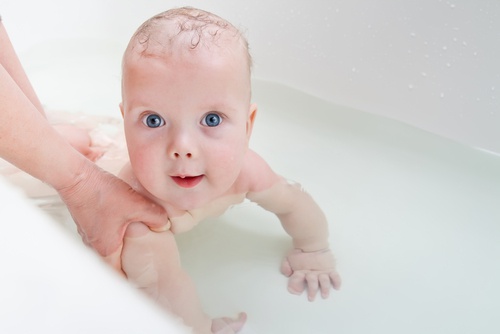Bambino che fa il bagnetto idroterapia