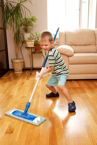 Bambino che pulisce