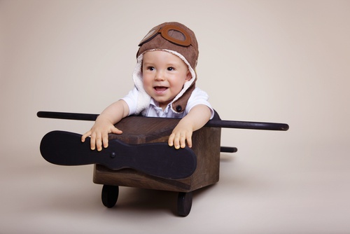 Bambino gioca da aviatore mancanza di stimoli