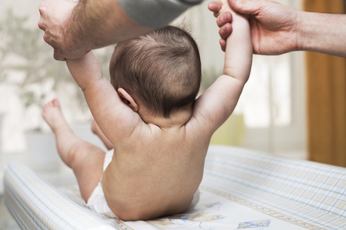 Bambino sollevato per le braccia