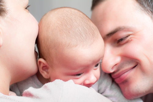 Bambino sorride coi genitori