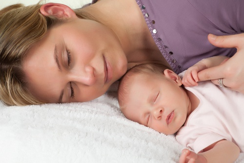 Mamma e bambino dormono insieme