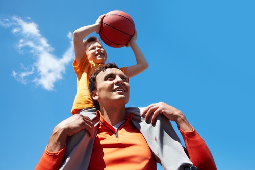Padre e figlio che giocano
