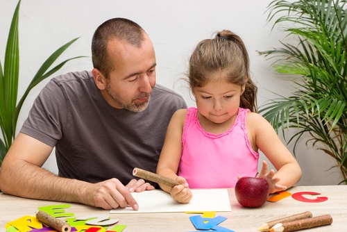 Papà-che-gioca-con-la-figlia