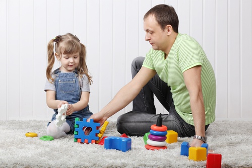 Papà-e-figlia-che-giocano