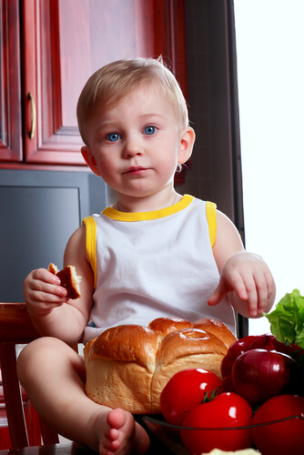 bambino che mangia pane