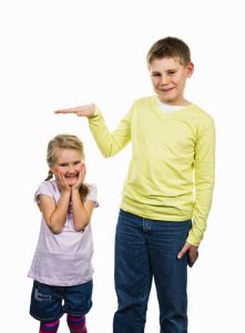 bambino-e-bambina-misurano-altezza