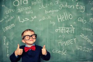 bambino-felice-davanti-a-parola-scritta-in-tutte-le-lingue