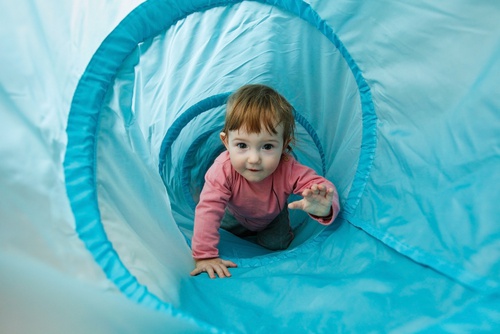 bambino nel tubo