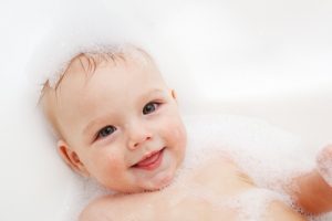 bimbo-sorridente-durante-il-bagnetto