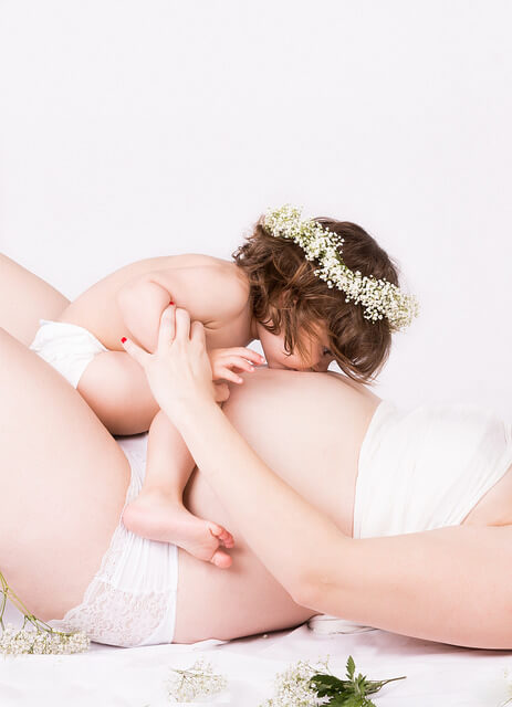 incinta-con-bambina-baciando-la-pancia