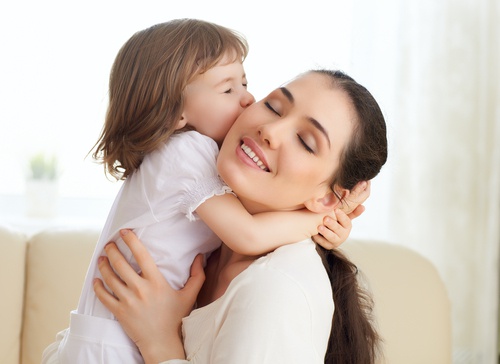 mamma abbraccio bambina