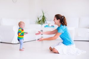 mamma-aiuta-il-bimbo-a-fare-i-primi-passi