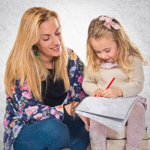 mamma aiuta la figlia a fare i compiti