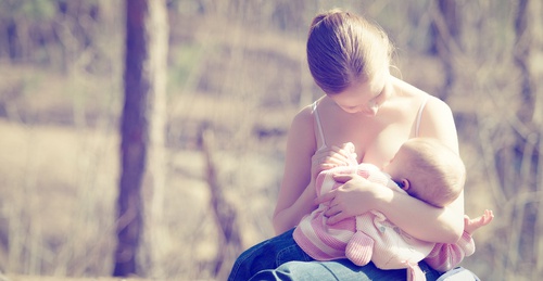 mamma che allatta all'aperto