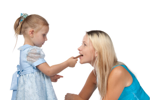 mamma che mangia e bambina