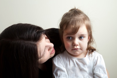 mamma che parla alla figlia per gestire la rabbia