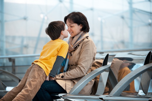 mamma e bambino all'aeroporto