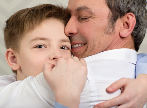 padre e figlio che si abbracciano