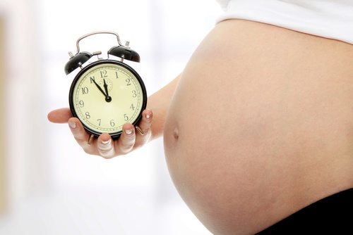 Pancione con orologio, in attesa dell'arrivo del bebè