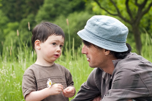papa e bambino nel prato