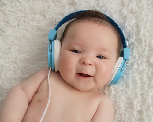 bimbo che ascolta la musica effetto mozart