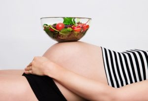 donna-incinta-con-ciotola-sulla-pancia