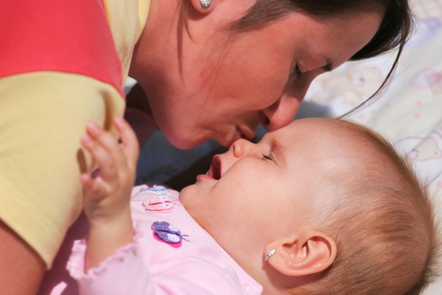 mamma che bacia bambino