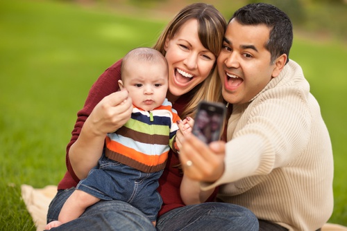 Famiglia al parco: amore dei genitori