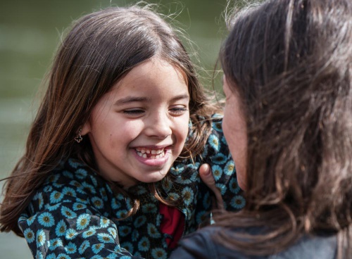 Bambina che sorride con la madre comunicazione con i nostri figli