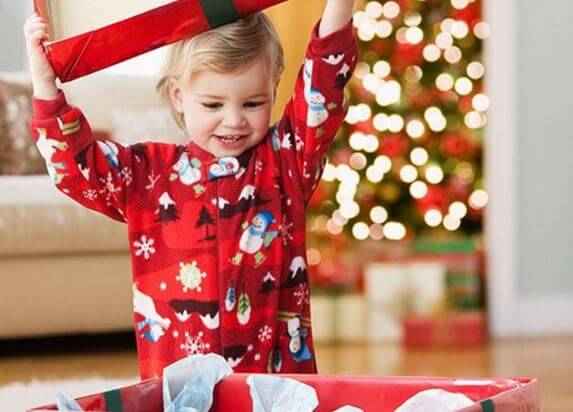 bambina-con-regalo