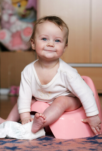 Bambina sul vasino pannolino