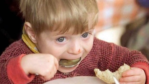 bambino-che-mangia soffocamento