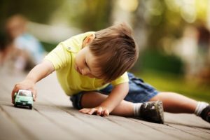 bambino-con-una-macchinina