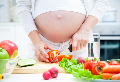 Donna-incinta-che-cucina