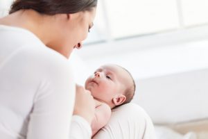 Come stimolare il neonato per attivare i sensi