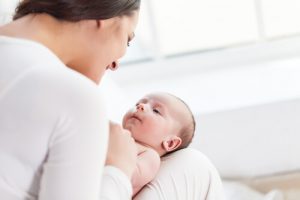 Come stimolare il neonato per attivare i sensi