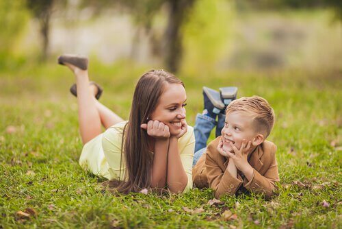 Madre e figlio che si guardano comunicazione con i nostri figli