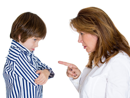 Mamma-che-sgrida-il-figlio