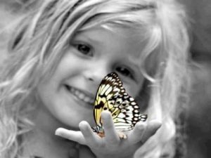 bambina-con-farfalla bambino indaco