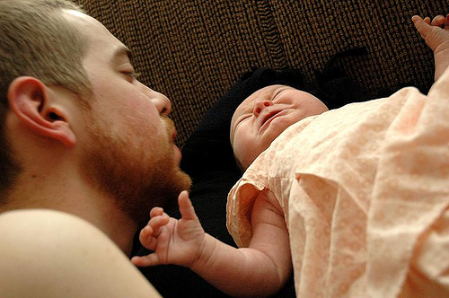 bambina-pianto-con-papa
