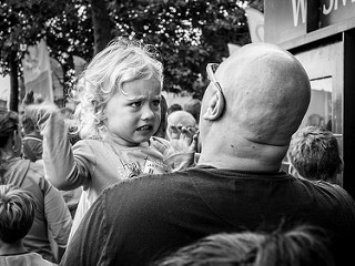 padre insegna alla figlia arrabbiata a non urlare