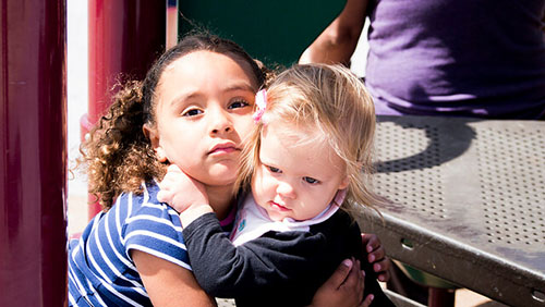 bambine-che-si-abbracciano-amico