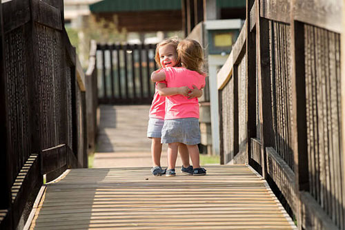 bambine-si-abbracciano-amico