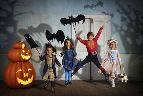 bambini festeggiano Halloween